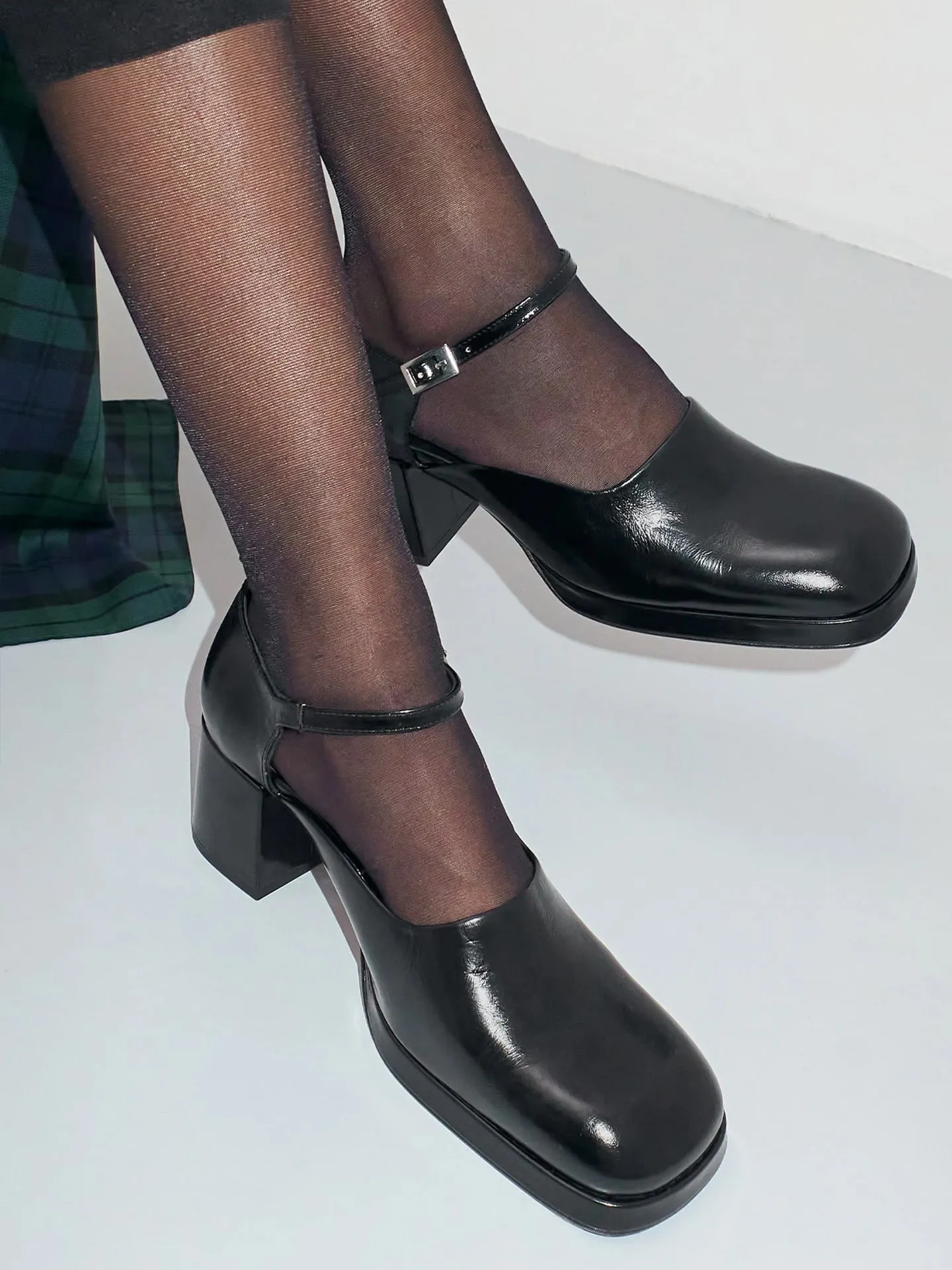 MIISTA Yara Black Courts
